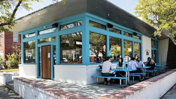 House, Multiple Beds (Lowcountry Lux, 5 min to Beach, 7 min) | Outdoor dining