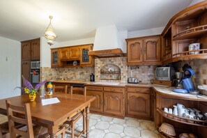 Wasserkocher mit Kaffee-/Teezubehör, Kühlschrank, Mikrowelle, Ofen
