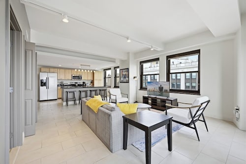 2 BR Iconic Detroit High-Rise Loft