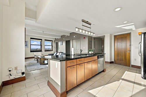 2 BR Iconic Detroit High-Rise Loft