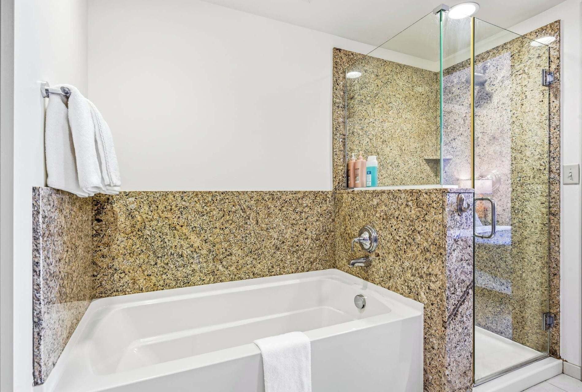 Bañera y ducha independientes y artículos de higiene personal gratuitos