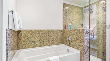 Bañera y ducha independientes y artículos de higiene personal gratuitos