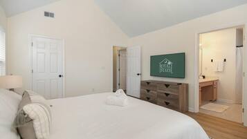 House, Multiple Beds (Charleston Oasis with Hot Tub, Mins t) | 3 bedrooms