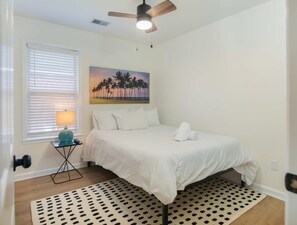 บ้านพัก, หลายเตียง (Charleston Oasis with Hot Tub, Mins t) | 3 ห้องนอน