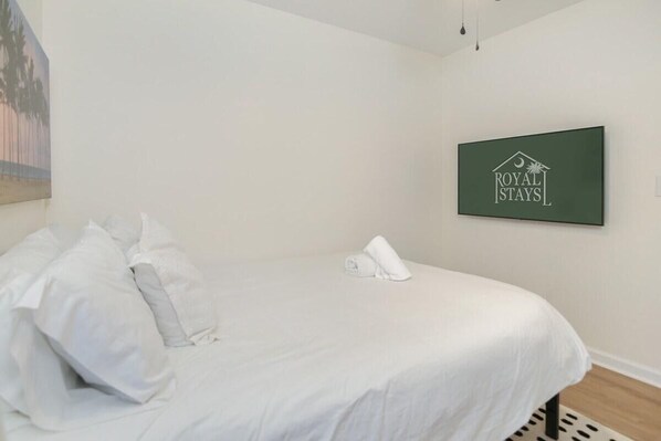บ้านพัก, หลายเตียง (Charleston Oasis with Hot Tub, Mins t) | 3 ห้องนอน