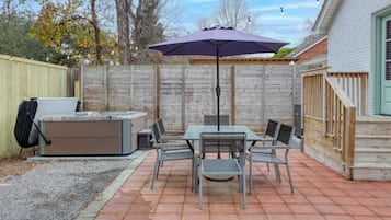 House, Multiple Beds (Charleston Oasis with Hot Tub, Mins t) | Outdoor dining