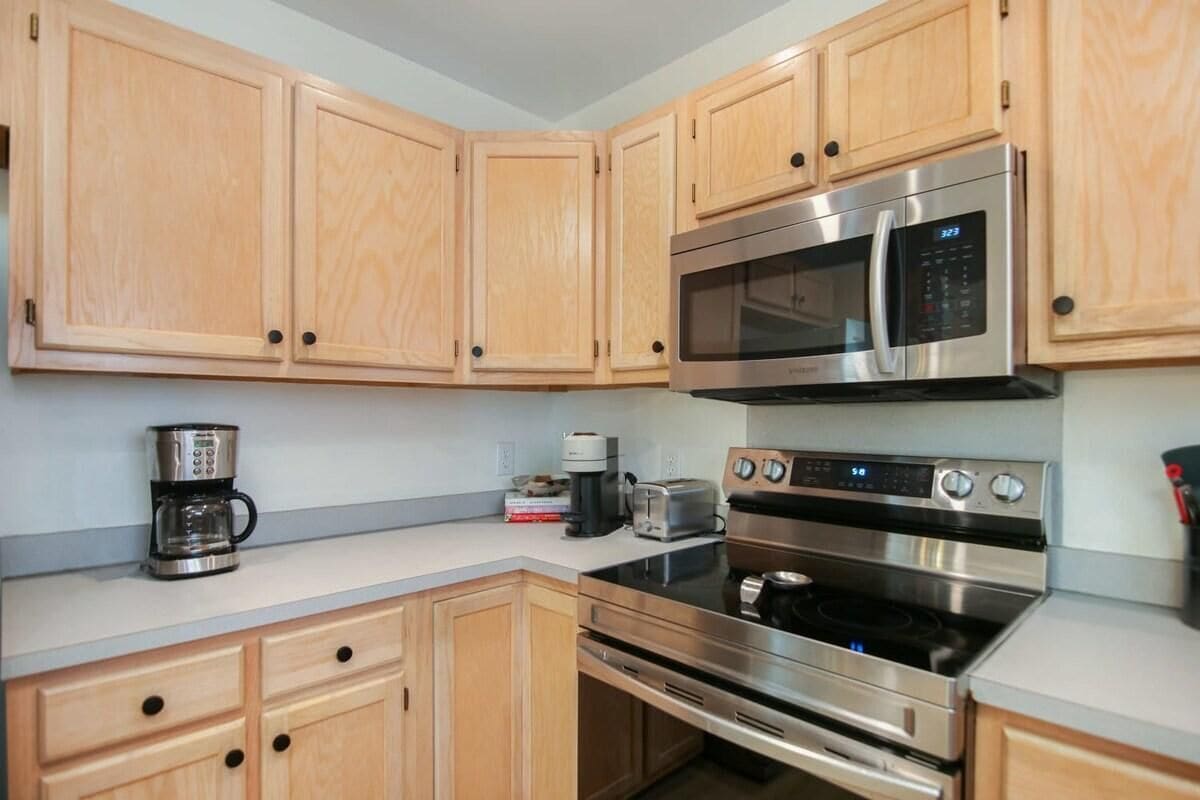 House, Multiple Beds (Charleston Oasis with Hot Tub, Mins t) | Private kitchen