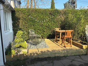 Outdoor dining - Vrbo Property (Bihorel)