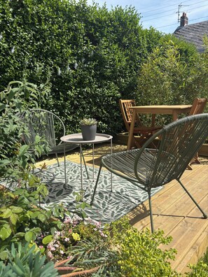 Outdoor dining - Vrbo Property (Bihorel)