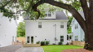 Nhà, nhiều giường (Southern Charming New Home-Mins to Be) | Ngoại thất