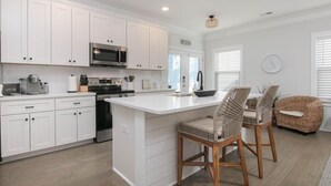 Nhà, nhiều giường (Southern Charming New Home-Mins to Be) | Bếp riêng