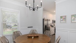 Nhà, nhiều giường (Southern Charming New Home-Mins to Be) | Khu ăn uống