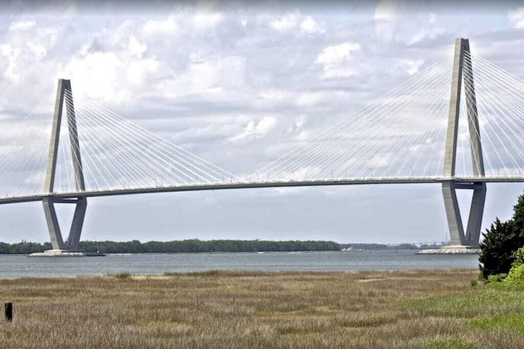 Un puente colgante grande con dos torres altas y cables que se extienden desde ellas.