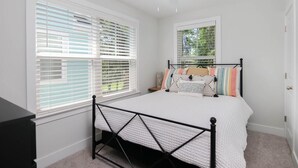 Nhà, nhiều giường (Southern Charming New Home-Mins to Be) | 4 phòng ngủ 