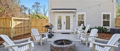 House, Multiple Beds (The Cozy Vibes-6 beds-Fenced in Backy) | Terrace/patio