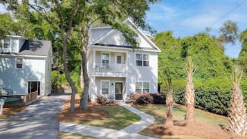 Casa, varias camas (The Cozy Vibes-6 beds-Fenced in Backy) | Exterior