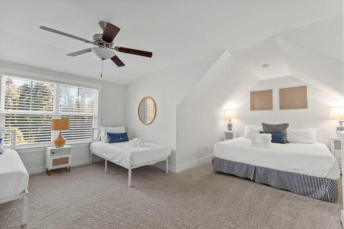 Casa, varias camas (The Cozy Vibes-6 beds-Fenced in Backy) | 4 habitaciones 
