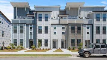 House, Multiple Beds (The Trendy In Park Circle Mins to DT ) | Exterior