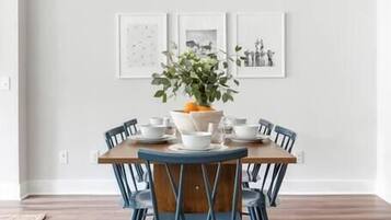 House, Multiple Beds (The Trendy In Park Circle Mins to DT ) | Dining