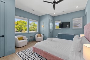 Nhà, nhiều giường (Music Manor-3-King Beds-Pool-Mins To ) | 3 phòng ngủ 