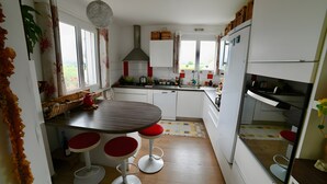 Coffee/tea maker, fridge, electric kettle, high chair - La Mainguy Guest Rooms (Ruca)