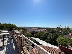 Outdoor dining - Historic Art House | Award-Winning Gallery Home (Balıkesir)