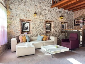 Lobby - Historic Art House | Award-Winning Gallery Home (Balıkesir)
