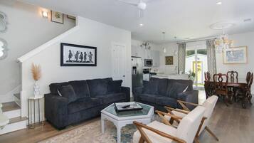 Casa, várias camas (Holy City Charm-Mins To Dtwn-Beach & ) | Área de estar