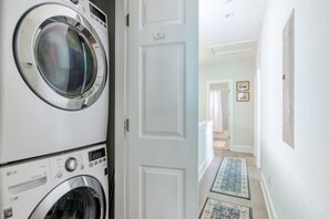 Rumah, Beberapa Tempat Tidur (Holy City Charm-Mins To Dtwn-Beach & ) | Interior