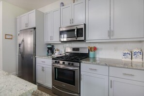 Rumah, Beberapa Tempat Tidur (Holy City Charm-Mins To Dtwn-Beach & ) | Dapur pribadi