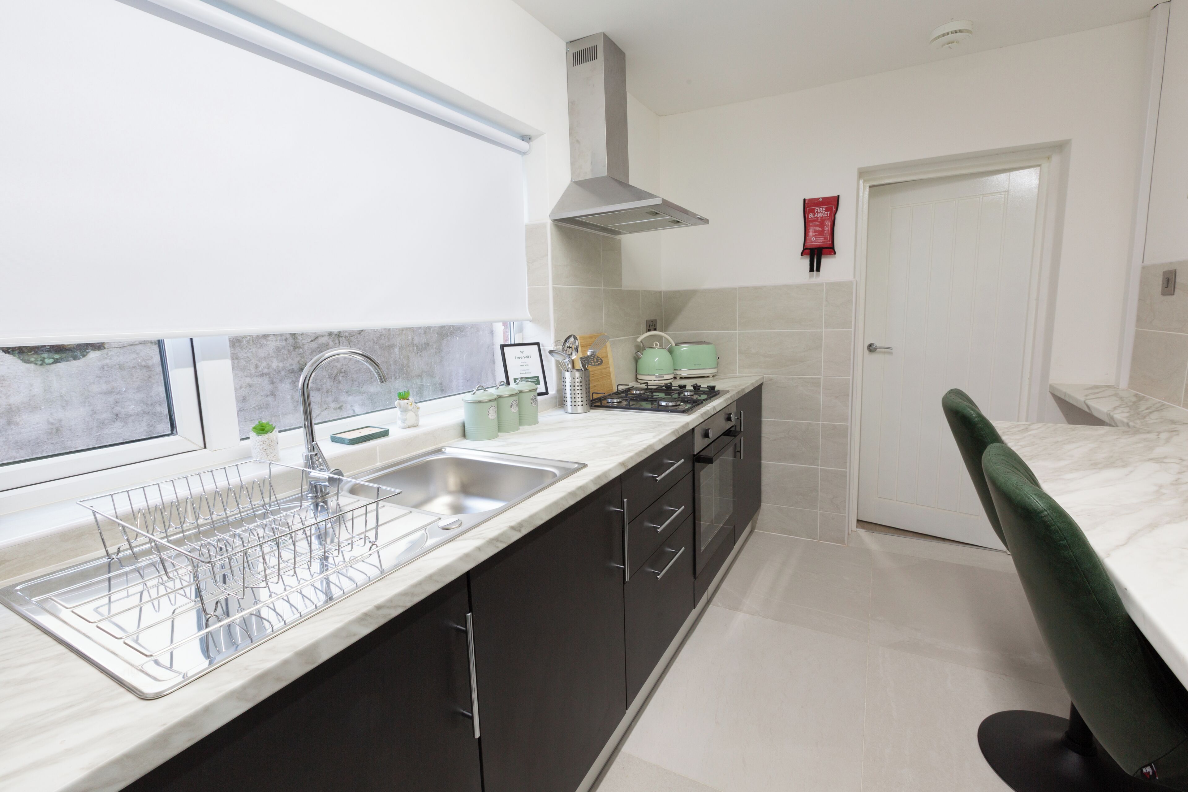 Coffee/tea maker, fridge, oven, stovetop