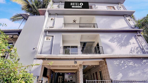 Et hotel med flere etager, med balkon på anden sal, et skilt der viser, at det drives af OYO, og en tydelig indgang.