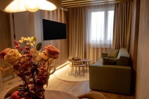 Deluxe-Apartment, Balkon | Wohnbereich