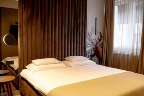 In-room safe, WiFi (free)