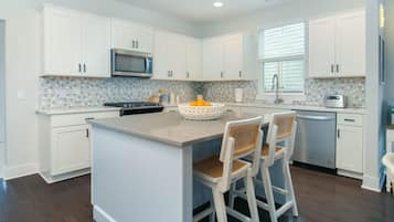 House, Multiple Beds (Happy Ours, Mins to Park Circle, Dtwn) | Private kitchen