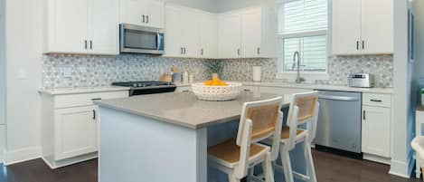 House, Multiple Beds (Happy Ours, Mins to Park Circle, Dtwn) | Private kitchen