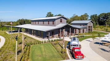 House, Multiple Beds (Happy Ours, Mins to Park Circle, Dtwn) | Exterior