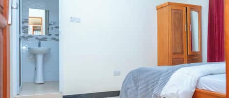 2 bedrooms, iron/ironing board, internet
