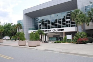 Exterior del Coliseo del Condado de Brevard, con un diseño moderno, que presenta grandes ventanales y una entrada destacada con el letrero 'Tickets'.