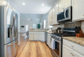 Nhà, nhiều giường (The Jade, Park Circle, Mins to Dwtn a) | Bếp riêng