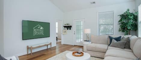 House, Multiple Beds (The Jade, Park Circle, Mins to Dwtn a) | Living area