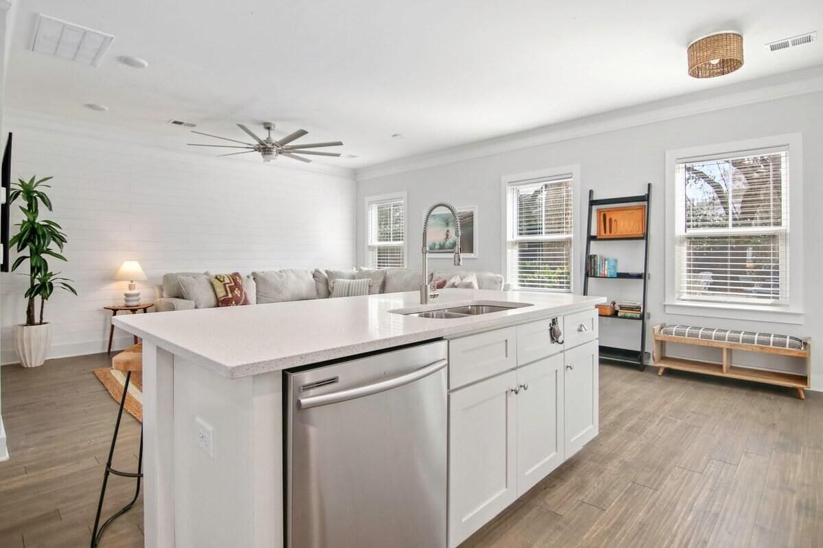 Casa, varias camas (Ride The Wave,  5 min to Beach,  7 mi) | Interior