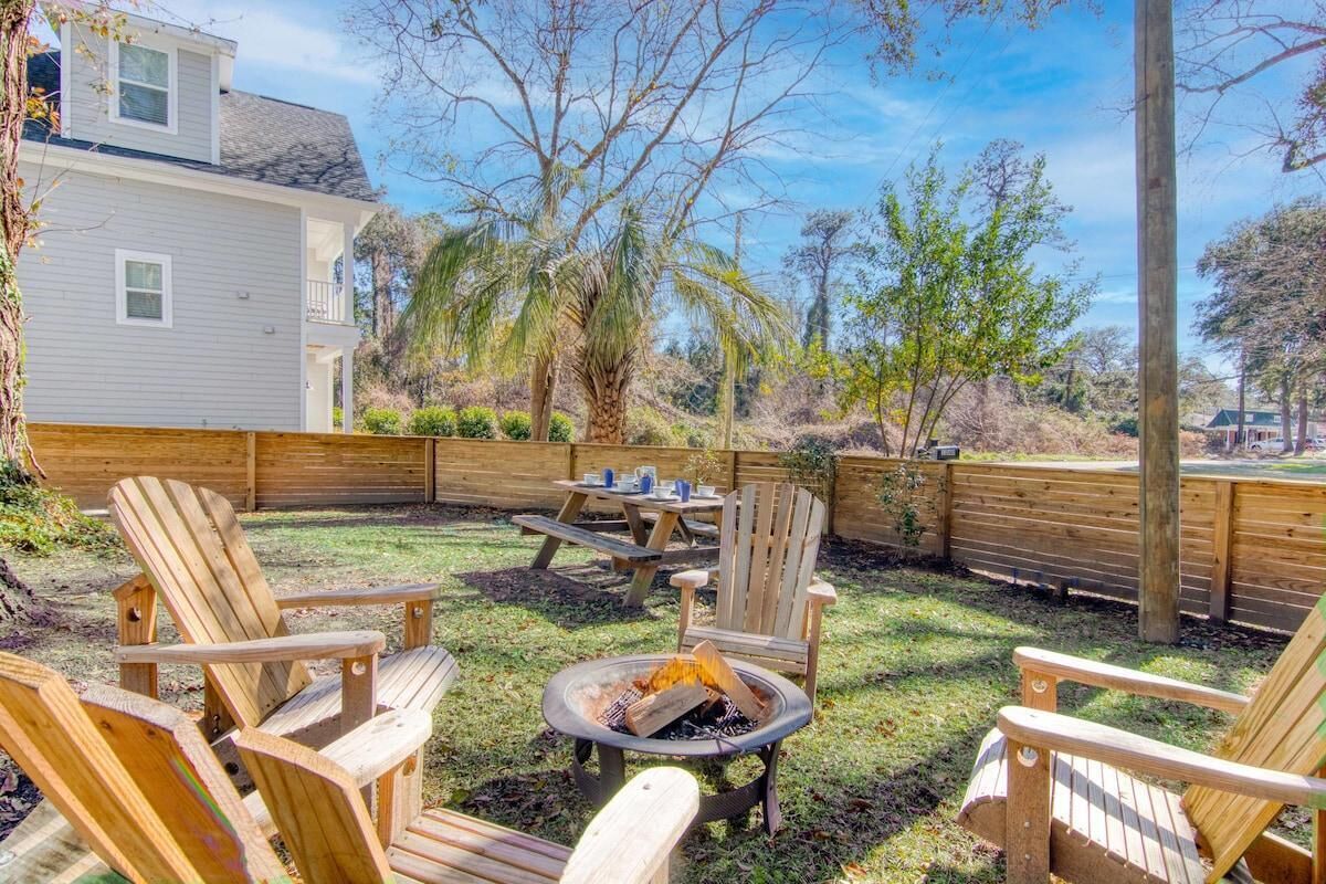 Casa, varias camas (Ride The Wave,  5 min to Beach,  7 mi) | Restaurante al aire libre