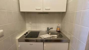 Cafetière/bouilloire, réfrigérateur, plaque de cuisson, grille-pain