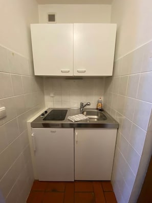 Coffee/tea maker, fridge, stovetop, toaster