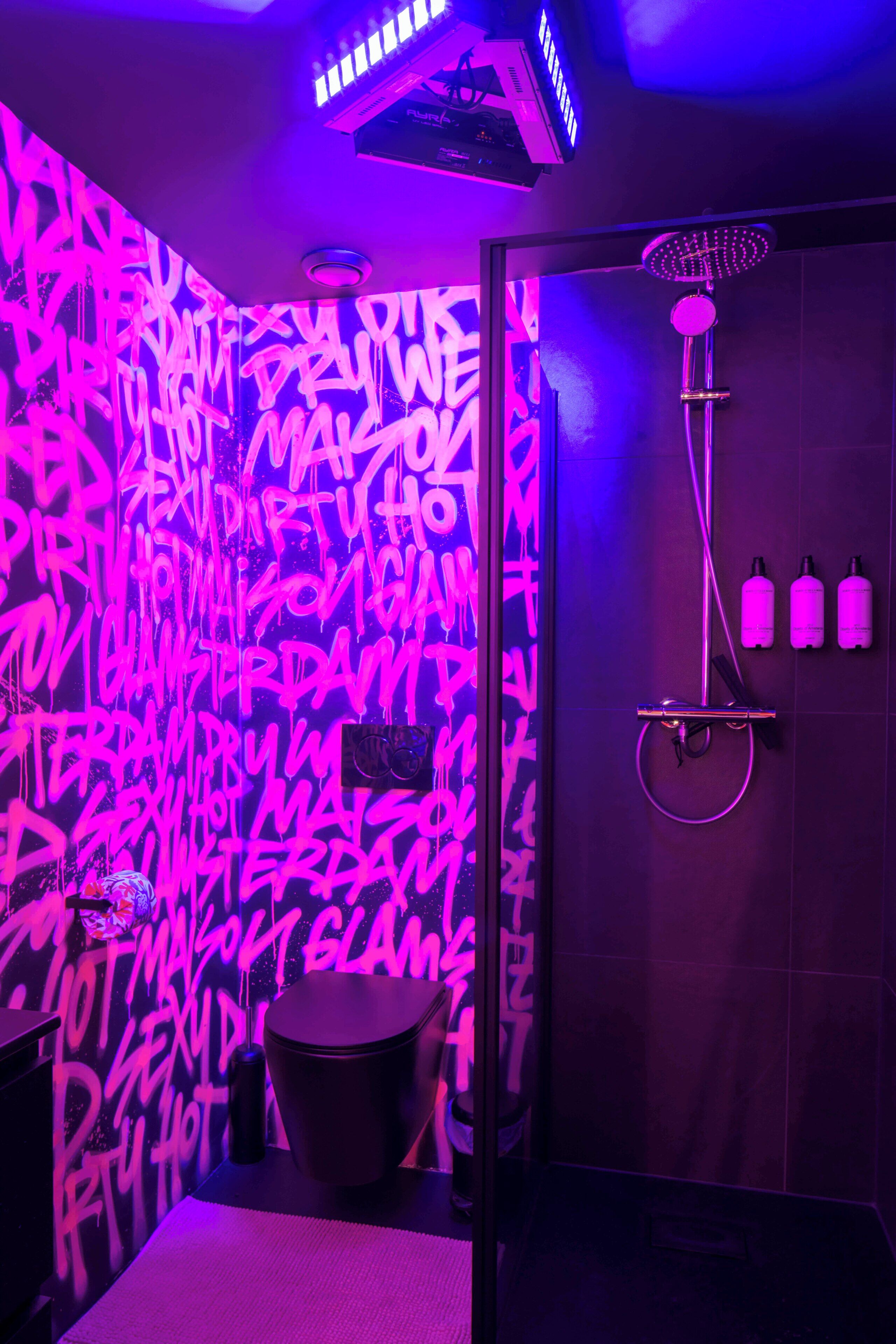 Een douche, een haardroger, handdoeken, zeep