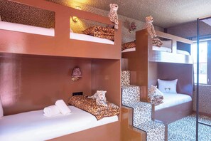7 bedrooms, in-room safe, WiFi (free), bed sheets