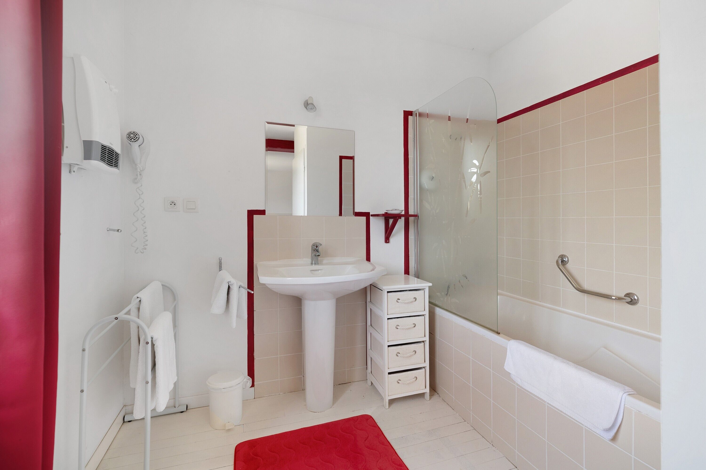 Douche, sèche-cheveux, serviettes fournies