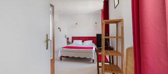 Coquelicot Room - Saint-Ferréol Riverside Retreat
