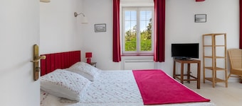 Coquelicot Room - Saint-Ferréol Riverside Retreat